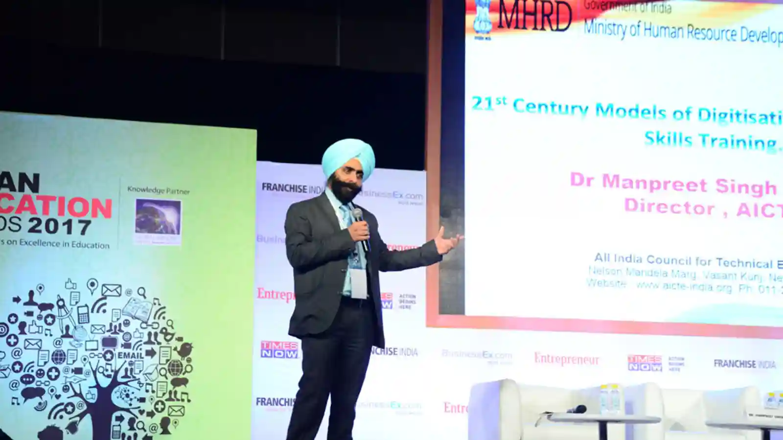 21st century Models of Digitization in Education and Skills Training