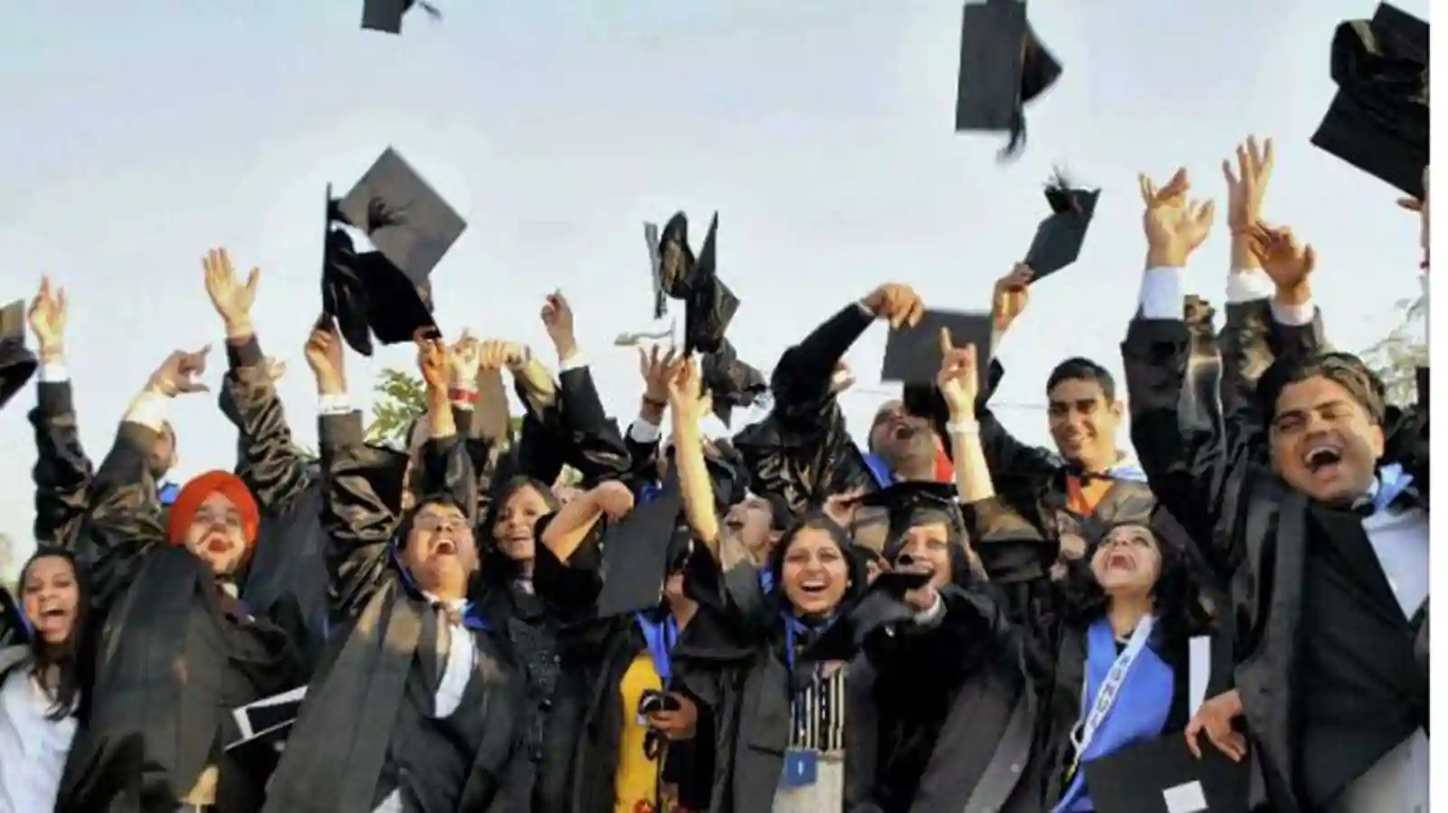 Replace 'British-inspired' convocation attire with Indian dresses: HRD Minister to varsities