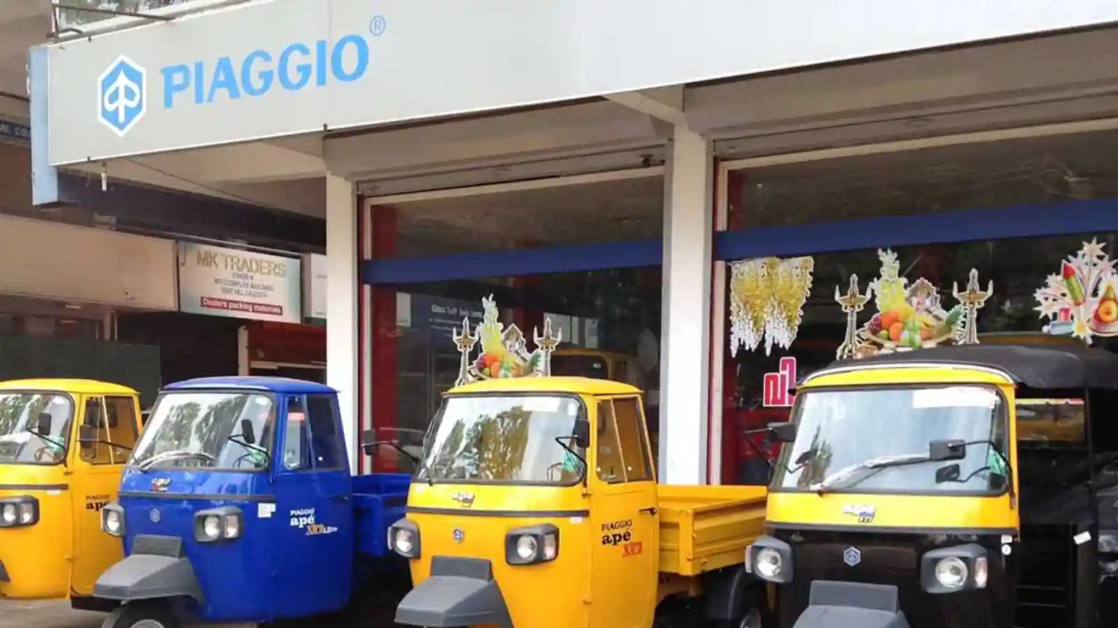 Auto companies aggressively opening new dealerships