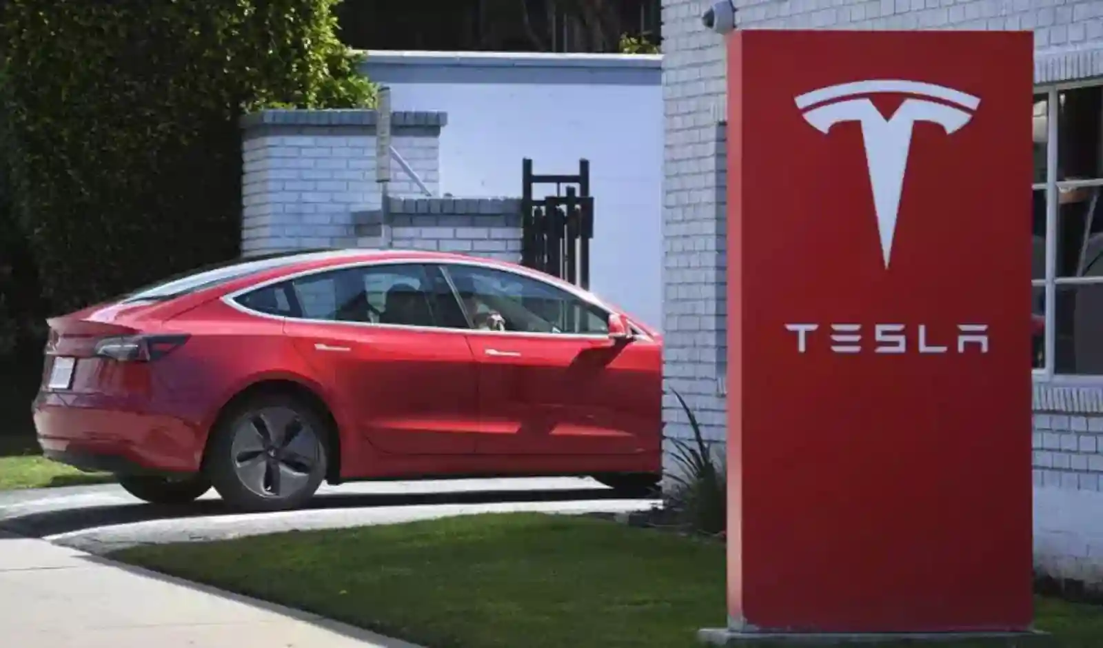 Tesla Set to Enter India, Showrooms Planned in Mumbai and Delhi