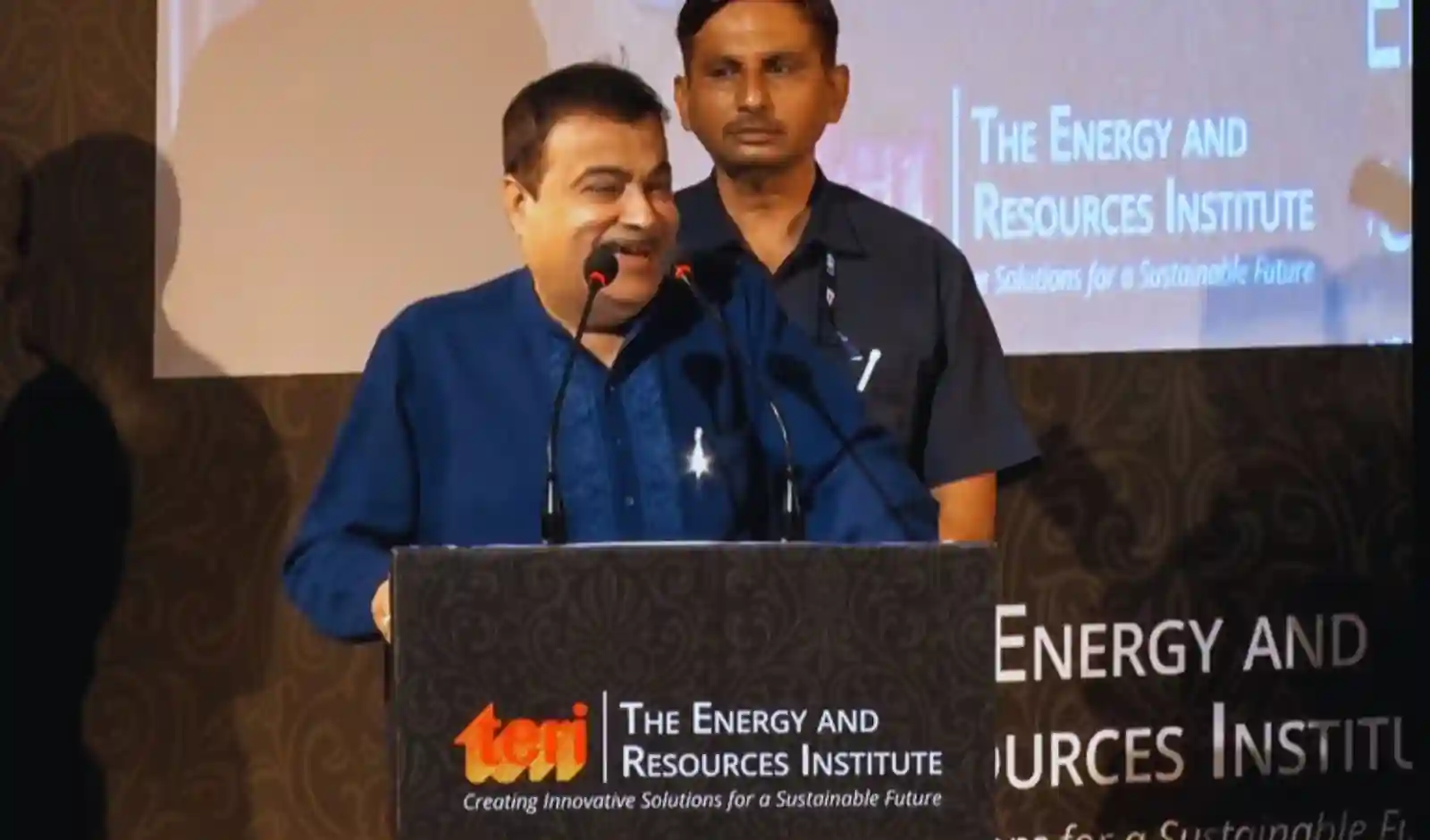 Nitin Gadkari Proposes Flash-Charging Electric Bus System on Highways