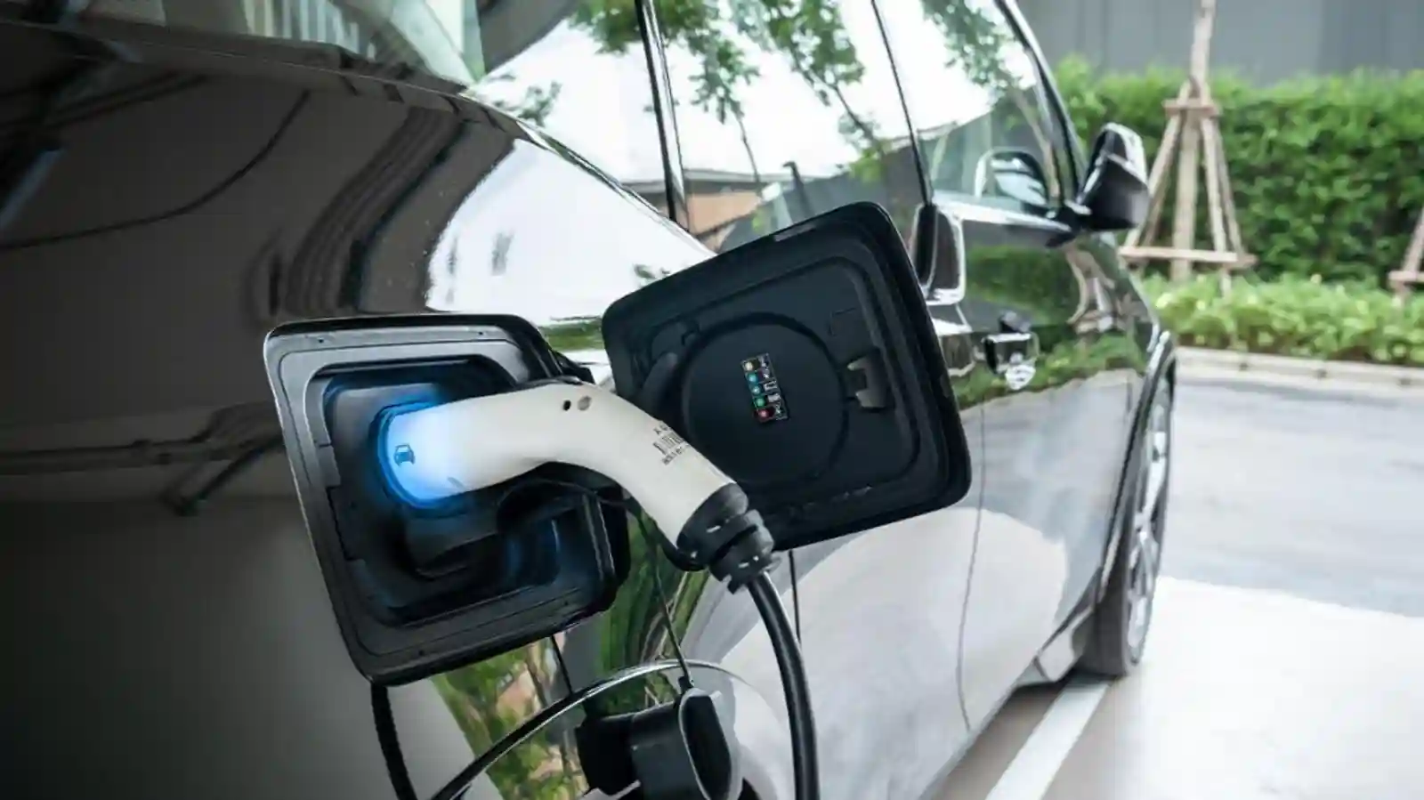 EV Sales Grow By 49% In 2023; Ola Electric Dominates With 40% Market Share