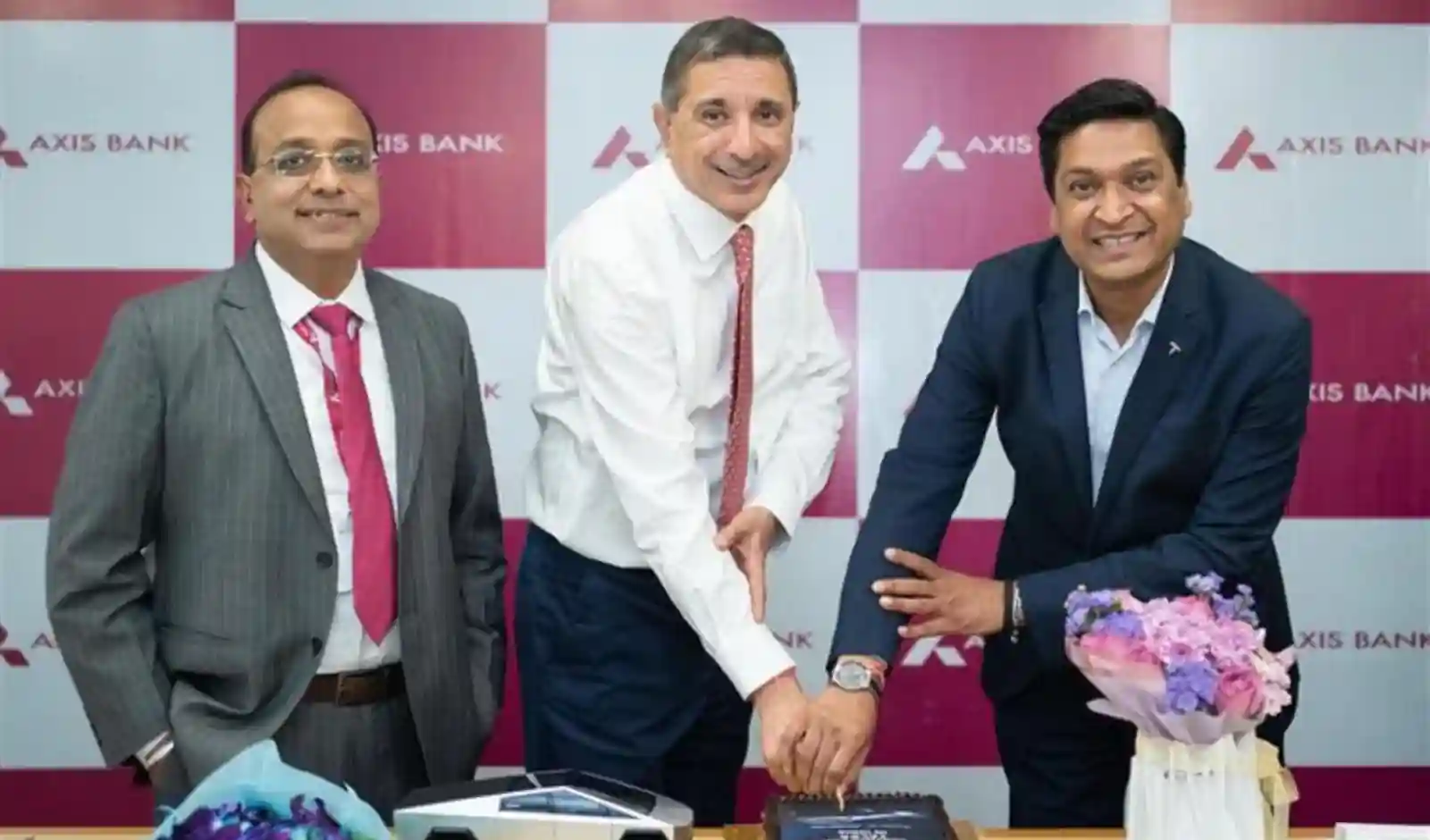 Axis Bank बना Tesla का प्रेफर्ड फाइनेंसिंग पार्टनर