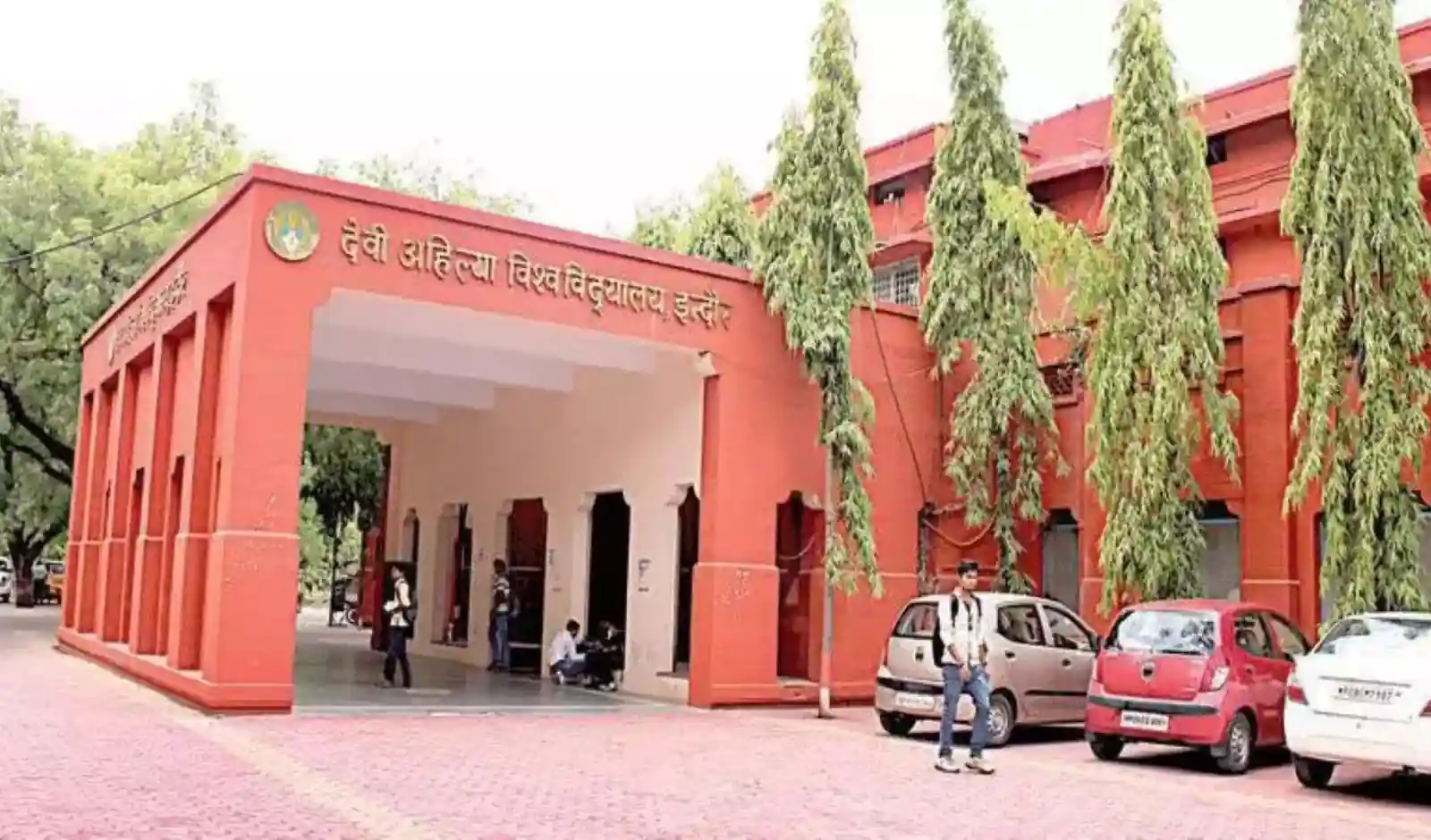 Devi Ahilya Vishwavidyalaya Takes Major Decision: AI and IKS to be Made Mandatory