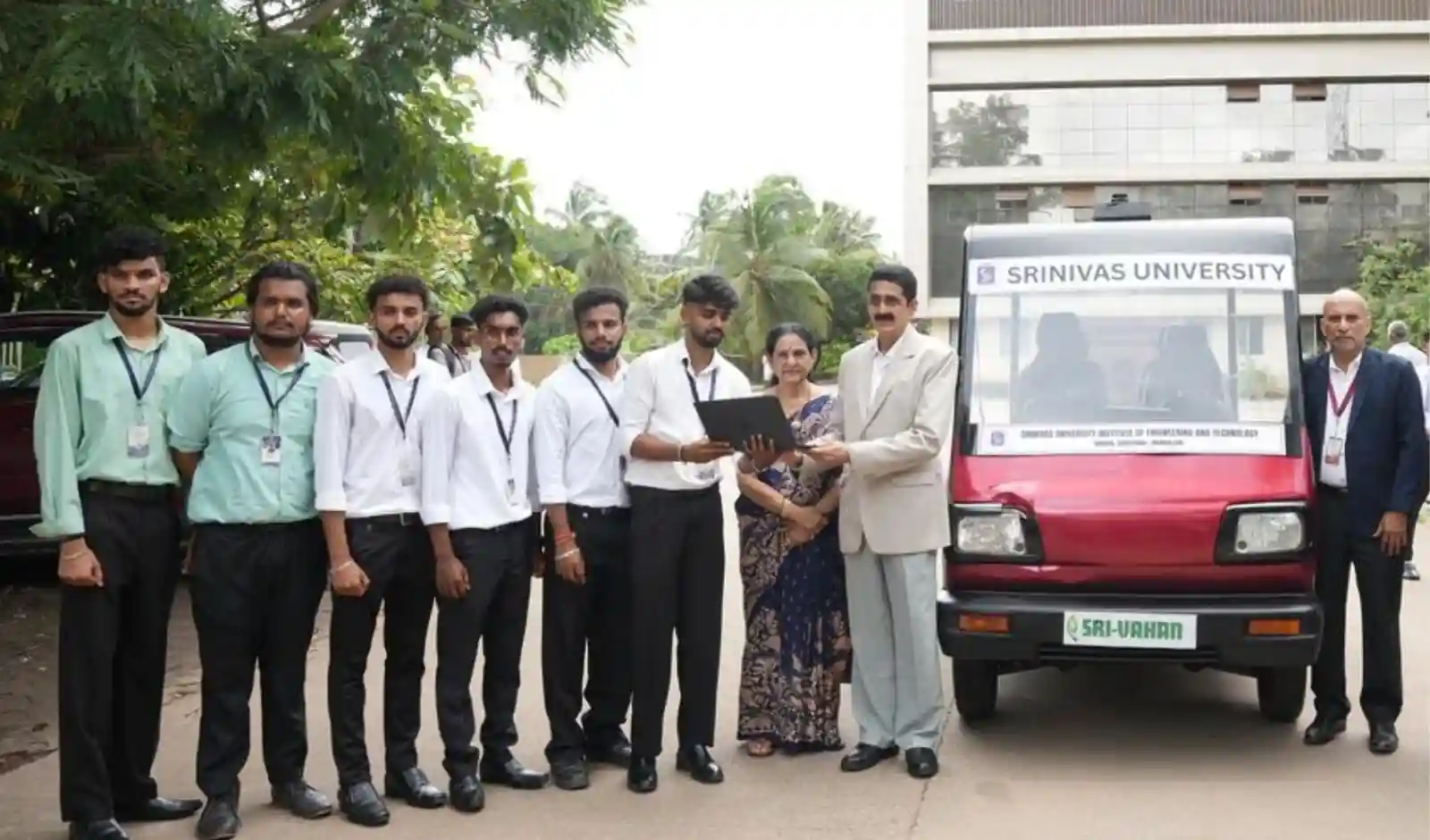 श्रीनिवास यूनिवर्सिटी के छात्रों ने बनाया AI-संचालित स्मार्ट EV